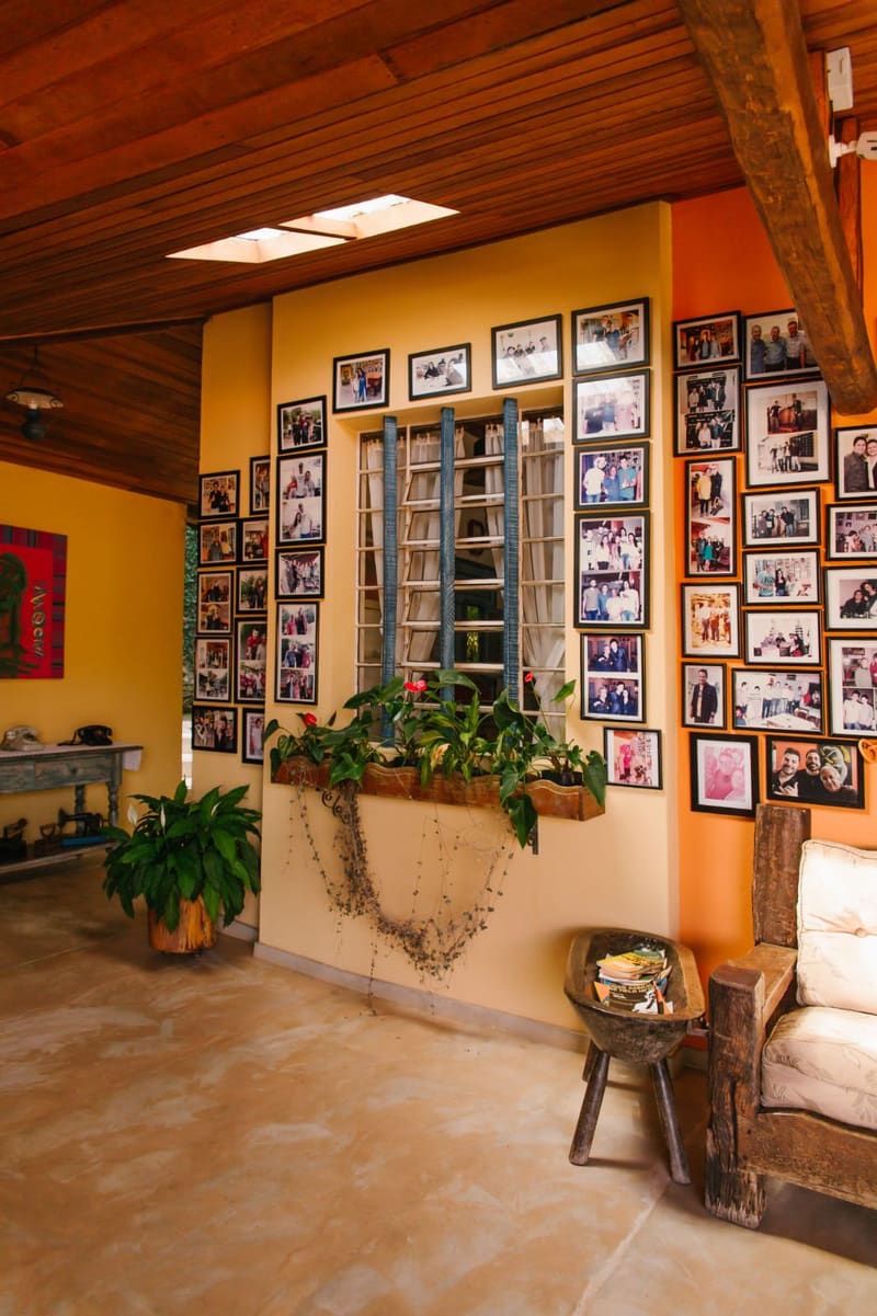 Corredor interno decorado com fotografias e plantas